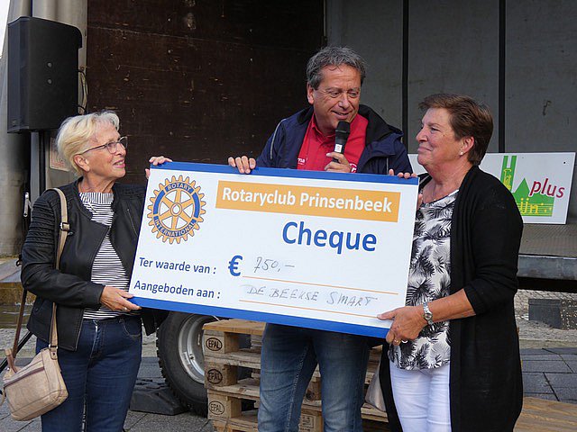 Uitreiking cheque Rotaryclub Prinsenbeek