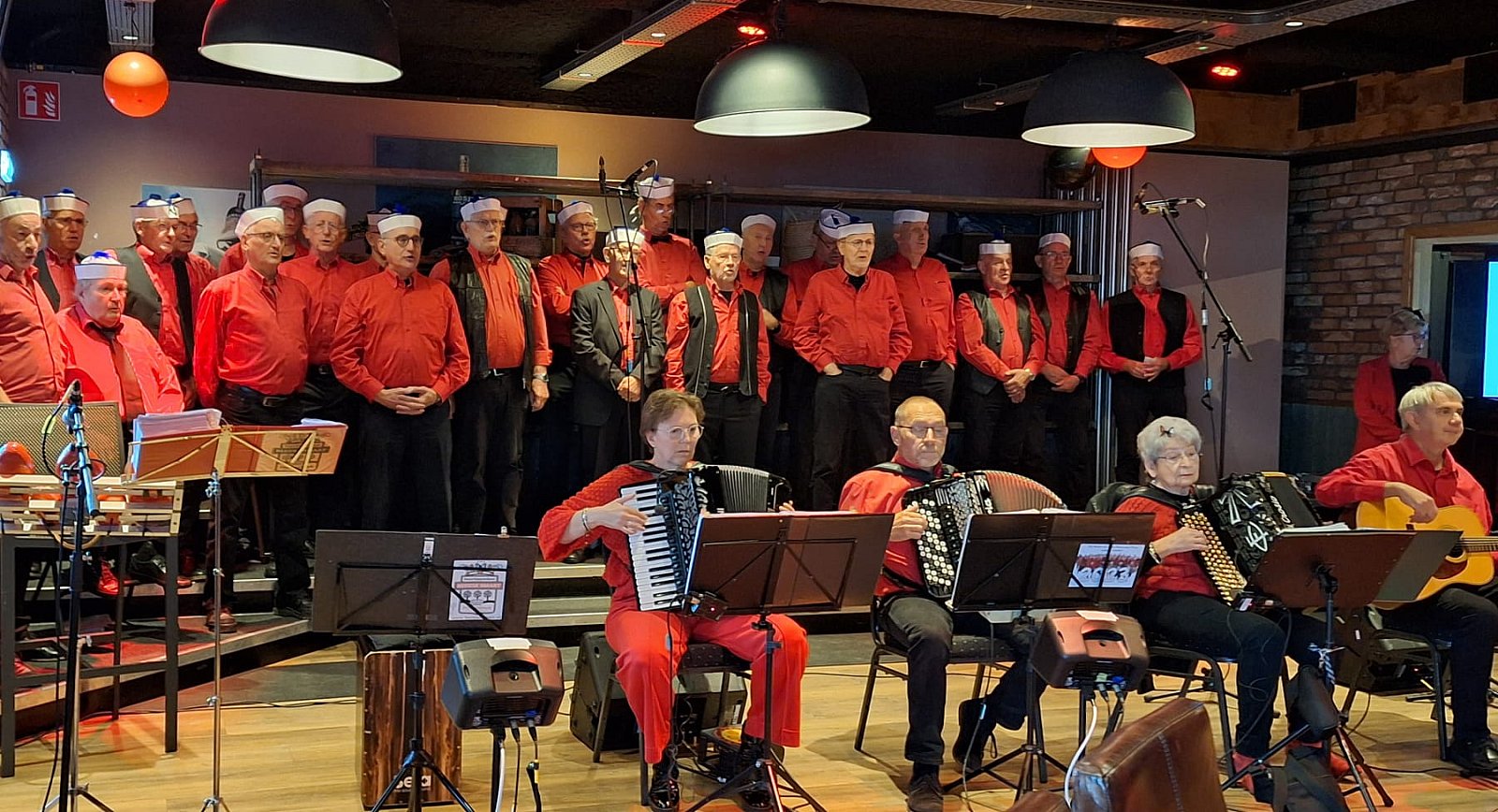 Nazit Zangcafé BS - foto's Wil Vendel en Lucie van Oerle